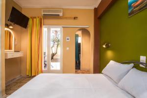 A bed or beds in a room at Southgate Apartments