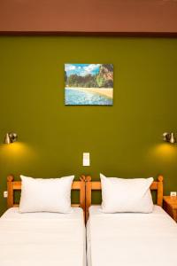 A bed or beds in a room at Southgate Apartments