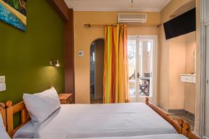 A bed or beds in a room at Southgate Apartments