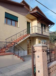 een huis met een trap ervoor bij Casa Giulia in Santa Giulia