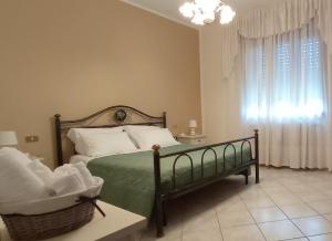 1 dormitorio con cama y ventana en Casa Giulia, en Santa Giulia