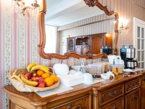 a table with a basket of fruit on it at Nogapatio - Maison d'Hôtes - BnB in Nogaro
