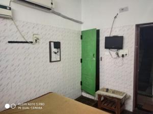TV a/nebo společenská místnost v ubytování ABC guest house Auroville