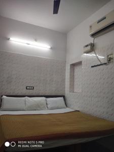 Postel nebo postele na pokoji v ubytování ABC guest house Auroville