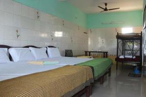 Postel nebo postele na pokoji v ubytování ABC guest house Auroville