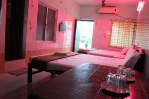 Postel nebo postele na pokoji v ubytování ABC guest house Auroville