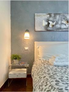 アレッツォにあるCameracaffè sul Lagoの青い壁のベッドルーム1室(ベッド1台付)