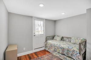 a bedroom with a bed and a window at Enjoy Your Stay in this Amazing Location in Philadelphia! home in Philadelphia