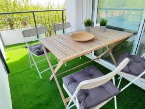 Balkón nebo terasa v ubytování Apartment with pool near the beach and Barcelona by train
