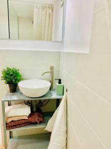 łazienka z umywalką i lustrem w obiekcie Mini Loft Plaza España w mieście Jerez de la Frontera +7 zdjęć