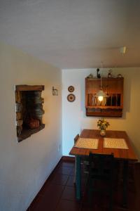 comedor con mesa de madera y chimenea en Casa da Torre, en Sao Pedro de Tomar