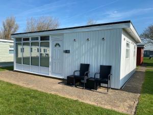 Gallery image of Shore Thing Holiday Chalet Parkdean K81 in Camber
