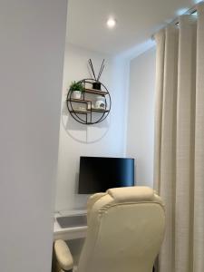 Μια τηλεόραση ή/και κέντρο ψυχαγωγίας στο A BYK luxury modern home that sleeps 2 - 8 people +5 φωτογραφίες