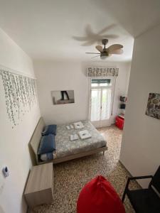 Schlafzimmer mit einem Bett und einem Deckenventilator in der Unterkunft Venezia lovely rooms in Lido di Venezia