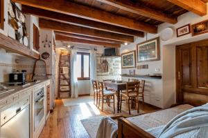 Una cocina y un comedor con mesa y sillas. en Chalet vista mare Free wi-fi e Aria condizionata, en Alghero