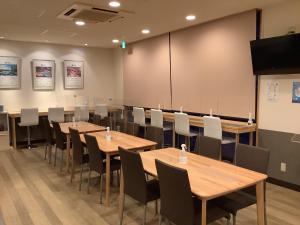 HOTEL BB fast Yonezawa tesisinde bir restoran veya yemek mekanı