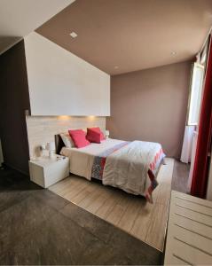 Llit o llits en una habitació de Mongibello Palace B&B