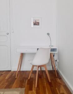 a white chair sitting in front of a desk at Spacieux et lumineux appartement vue mer Joliette in Marseille