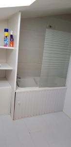um armário branco com um chuveiro num quarto em Maison au coeur d'un village près d'Angoulême em Champniers