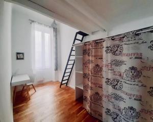 une chambre avec un escalier et un mur avec un rideau dans l'établissement Spacieux et lumineux appartement vue mer Joliette, à Marseille