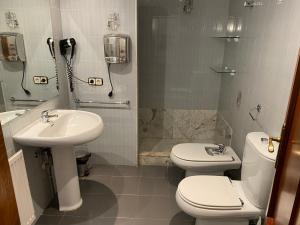 Kúpeľňa v ubytovaní CAN VALLÈS APARTAMENT ÀTIC A PALAMÓS + 24 fotografií