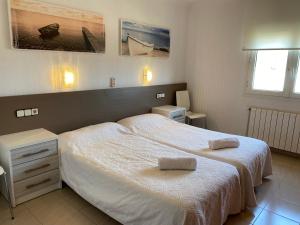 Posteľ alebo postele v izbe v ubytovaní CAN VALLÈS APARTAMENT ÀTIC A PALAMÓS