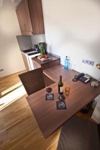 eine Küche mit einem Holztisch mit Weingläsern darauf in der Unterkunft GuestHouse Mannheim in Mannheim