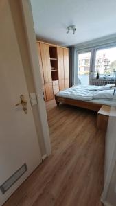 庫克斯港的住宿－NordseeGlück，一间卧室设有一张床和一个大窗户