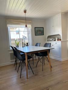 a dining room table and chairs in a kitchen at 12 Skolgatan in Smögen