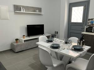 Μια τηλεόραση ή/και κέντρο ψυχαγωγίας στο Thania's House ,4 minutes from the center of Hermoulis