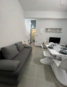 sala de estar con sofá y mesa en Thania's House ,4 minutes from the center of Hermoulis, en Ermoupoli