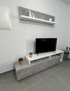 Μια τηλεόραση ή/και κέντρο ψυχαγωγίας στο Thania's House ,4 minutes from the center of Hermoulis