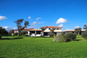 a house with a green lawn in front of it at Hotel Gran Torre PHG in Càbras