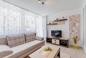 ein Wohnzimmer mit einem Sofa und einem TV in der Unterkunft Apartment Eli in Split