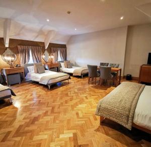 Postel nebo postele na pokoji v ubytování Langtons Hotel Kilkenny