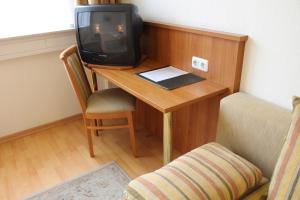 TV a/nebo společenská místnost v ubytování Traveller Hotel