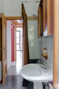een badkamer met een witte wastafel in een kamer bij La tana di nonno Bob in Lerici