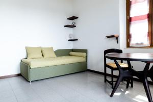 salon z kanapą i stołem w obiekcie La tana di nonno Bob w mieście Lerici +25 zdjęć