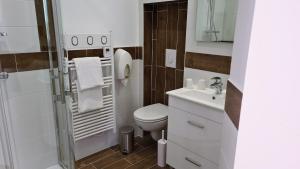 Koupelna v ubytování Le Beaugency + 37 fotografií