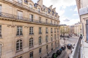パリにあるWS Champs-Elysées - Colombの車が停まった建物