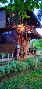 budynek ze słomianą chatą z palmą w obiekcie The Green View Yala w mieście Tissamaharama
