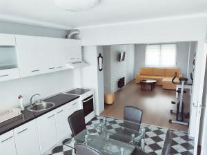 Kuchyň nebo kuchyňský kout v ubytování Milmar apartman