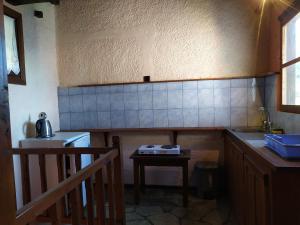 una pequeña cocina con fregadero y mesa en Triple studio apartment in Mylopotamos Beach, en Tsagkarada