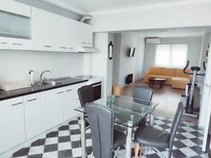 Kuchyň nebo kuchyňský kout v ubytování Milmar apartman