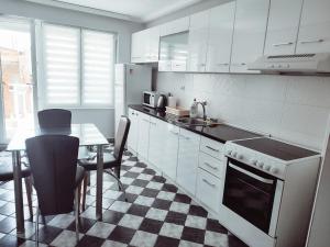 Kuchyň nebo kuchyňský kout v ubytování Milmar apartman