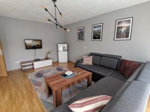 uma sala de estar com um sofá e uma mesa em DreamHouse em Jajce