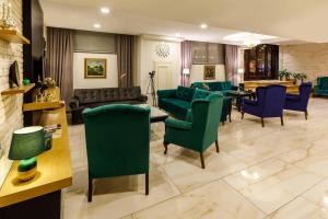 sala de estar con sillas verdes y comedor en Golden Crown Hotel, en Estambul