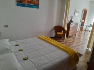ein Schlafzimmer mit einem Bett mit Blumen darauf in der Unterkunft vacation vernazza in Vernazza