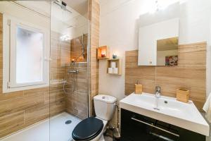 uma casa de banho com um WC, um lavatório e um chuveiro em Centre historique - Cour privée - Arrivée autonome em Agen