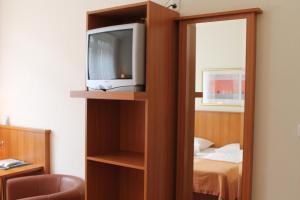 TV a/nebo společenská místnost v ubytování Traveller Hotel